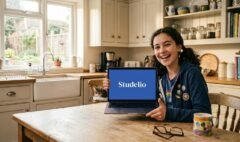 une photo d’une collégienne contente et fun qui montre son ordinateur, sur l’ordinateur il y a juste “Studelio” écrit en blanc au milieu (police Yeseva One) et un fond #3261c5