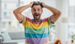 Un adulte, les cheveux en désordre, exprime une surprise incroyable en se tenant la tête, comme s'il venait d'apprendre une information fascinante. L'image dégage une atmosphère amusante, illustrant la réaction d'étonnement face à un mot long.