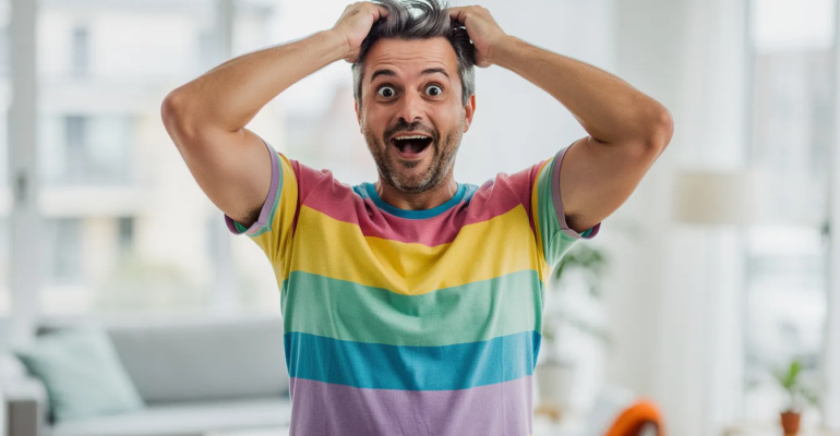 Un adulte, les cheveux en désordre, exprime une surprise incroyable en se tenant la tête, comme s'il venait d'apprendre une information fascinante. L'image dégage une atmosphère amusante, illustrant la réaction d'étonnement face à un mot long.