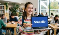 Photo d'une collégienne qui révise l'été grâce à Studelio.